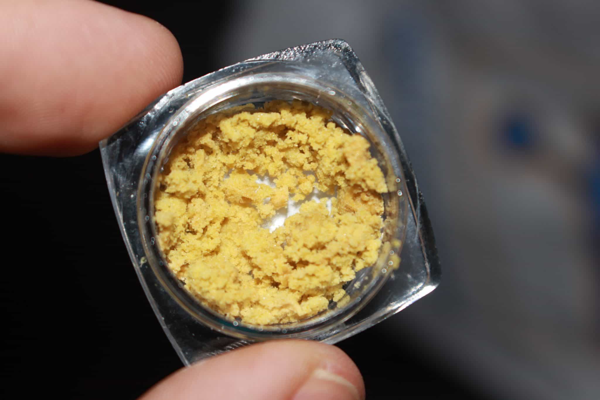 Concentrate wax for dabbing in a container